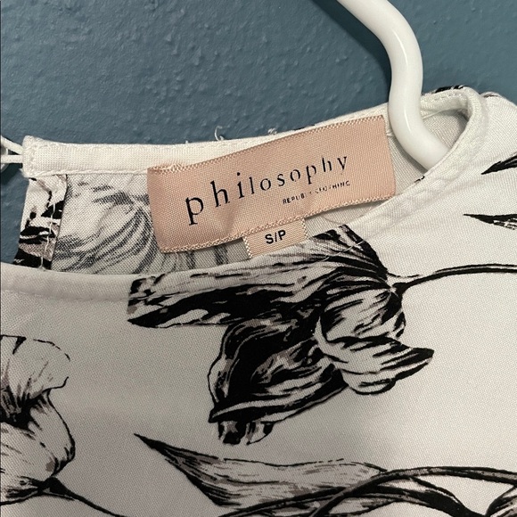 Philosophy Like New Black and White Floral 3/4 Sleeve Blouse Size Small - Picture 2 of 7